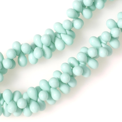 Fil de perles bohèmes en forme de gouttes vert menthe opaque.