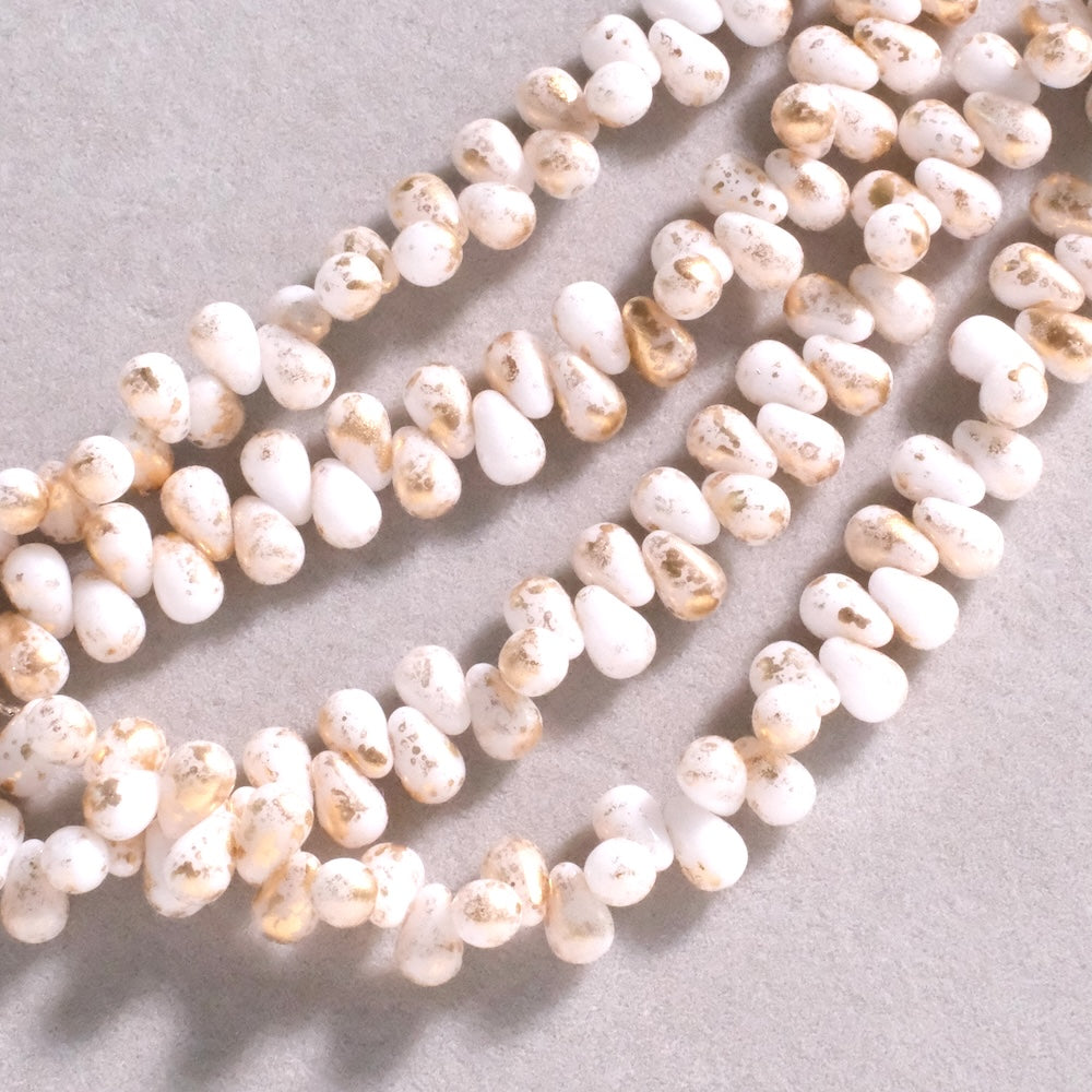 Fil de perles de Bohème gouttes 4x6mm Blanc opaque moucheté doré
