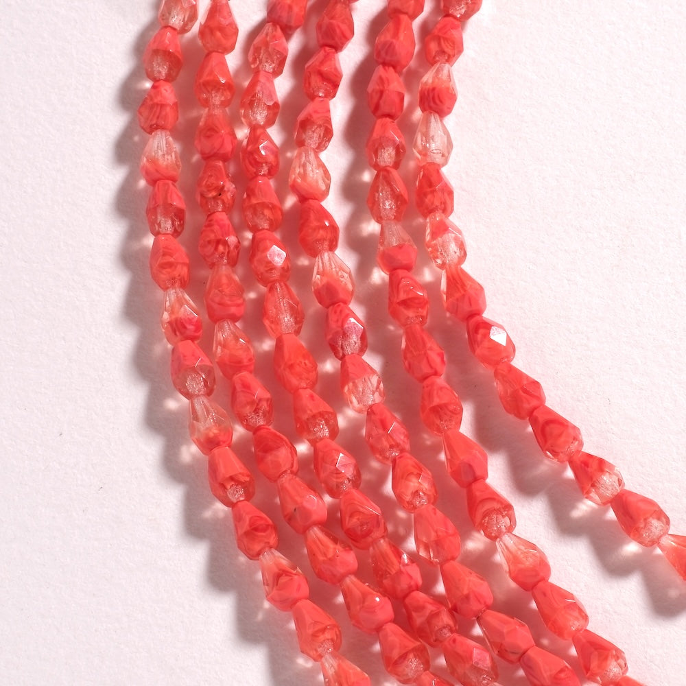 Fil de perles de Bohème gouttes facettées 7 x 5 mm en verre orange translucide marbré