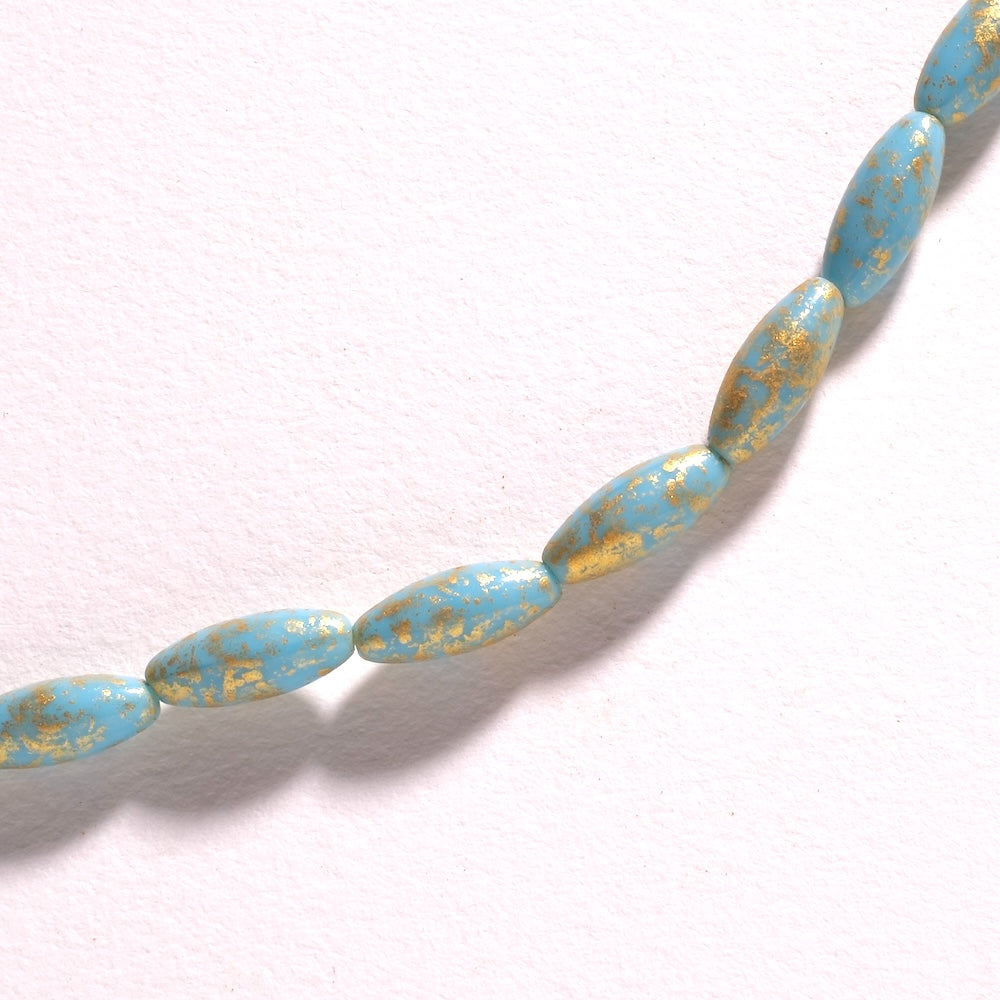 Fil de perles de Bohème olives allongées 15 x 6 mm bleu ciel moucheté doré