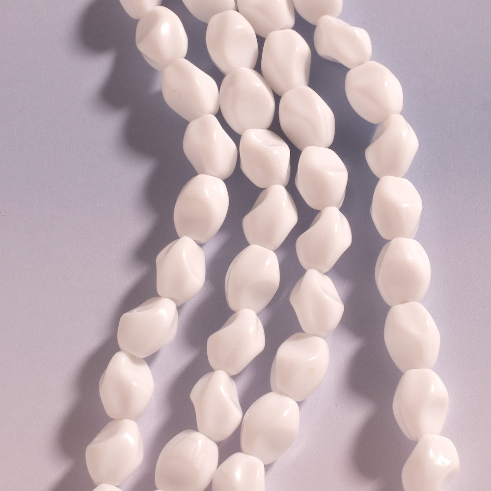 Fil de perles de Bohème ovales biseautées 11 x 9 mm en verre blanc opaque