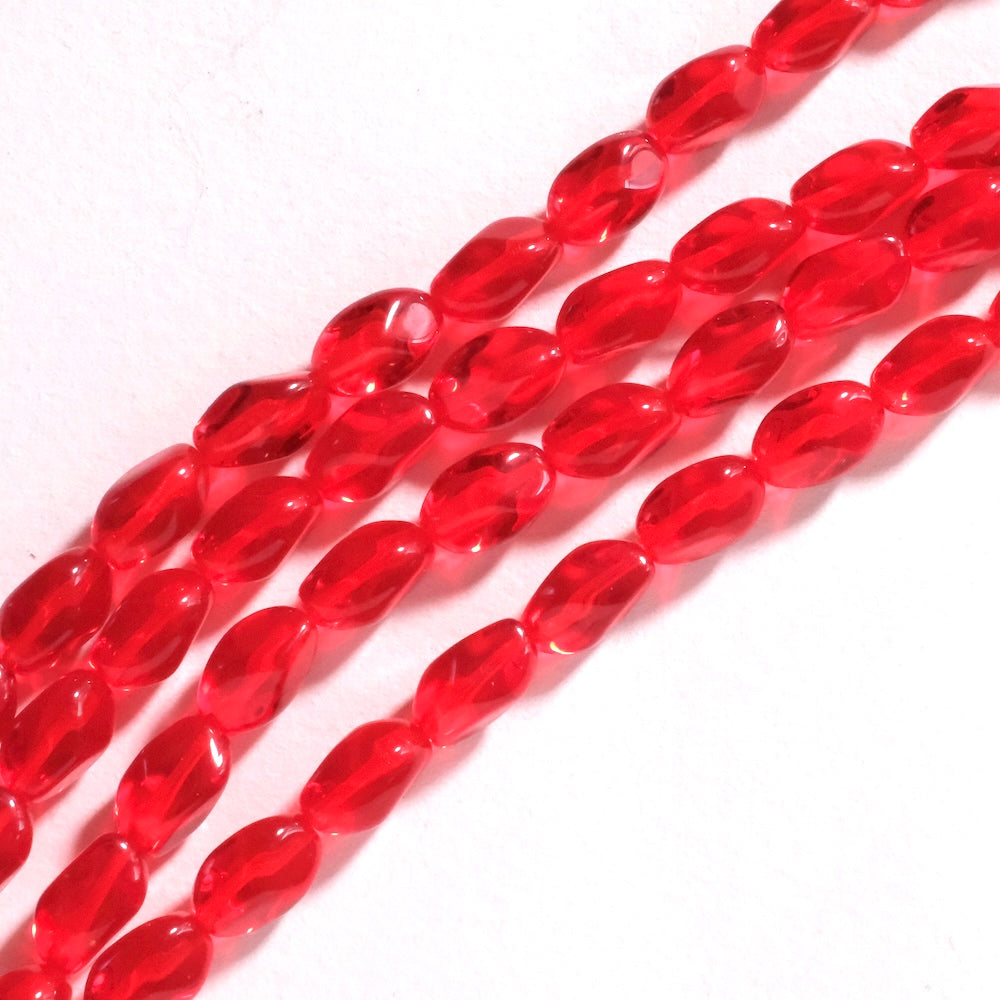 Fil de perles de Bohème ovales torsadées 11x7mm Rouge transparent