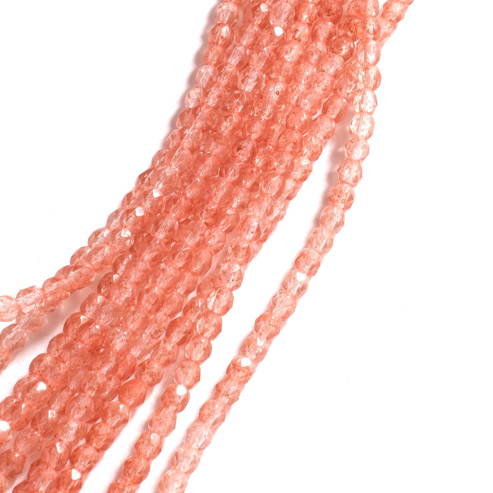 Rangs de perles facettées 4 mm rose translucide, inclusions cuivrées scintillantes