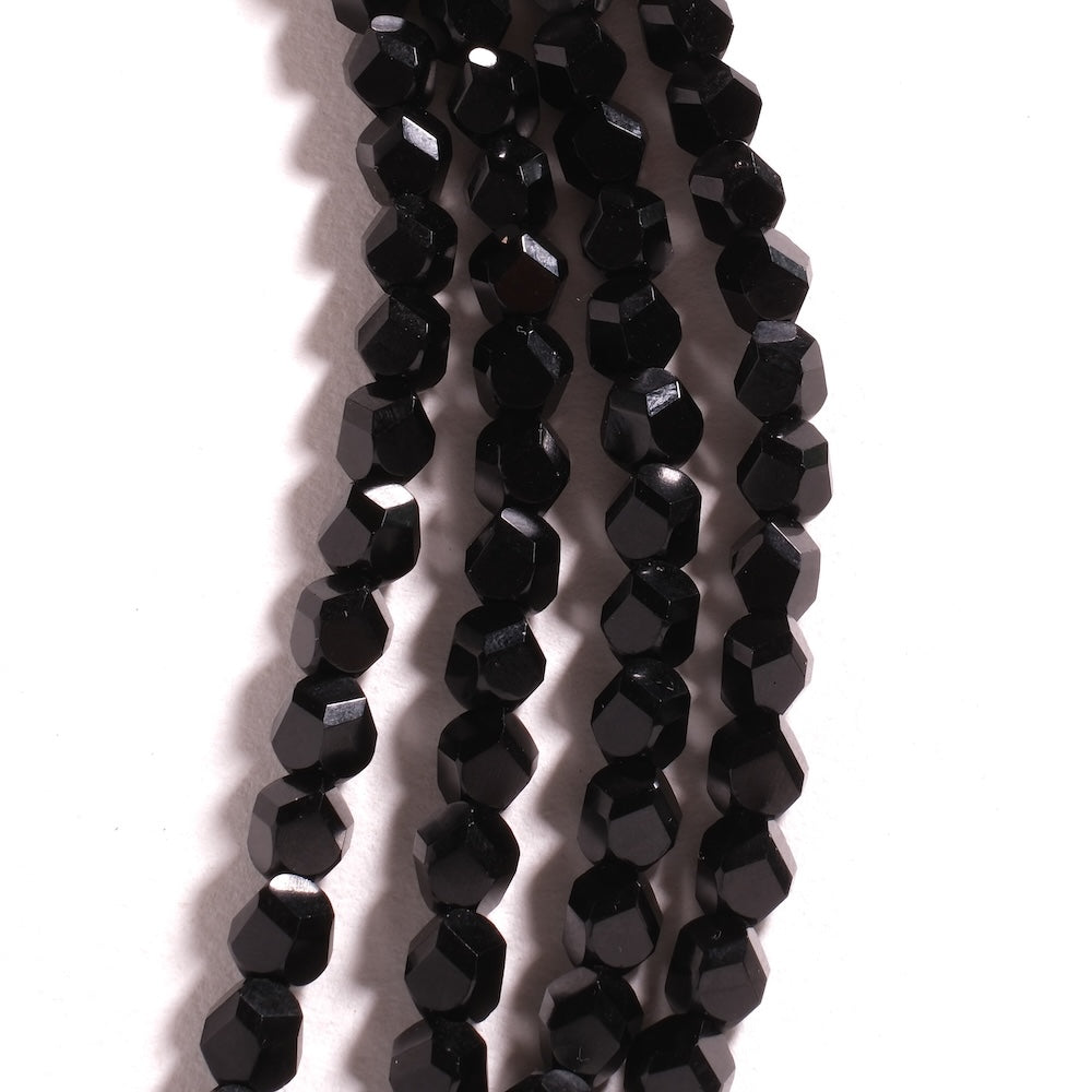 Fil de perles de Bohème rondes facettées biseautées 8 mm en verre noir opaque