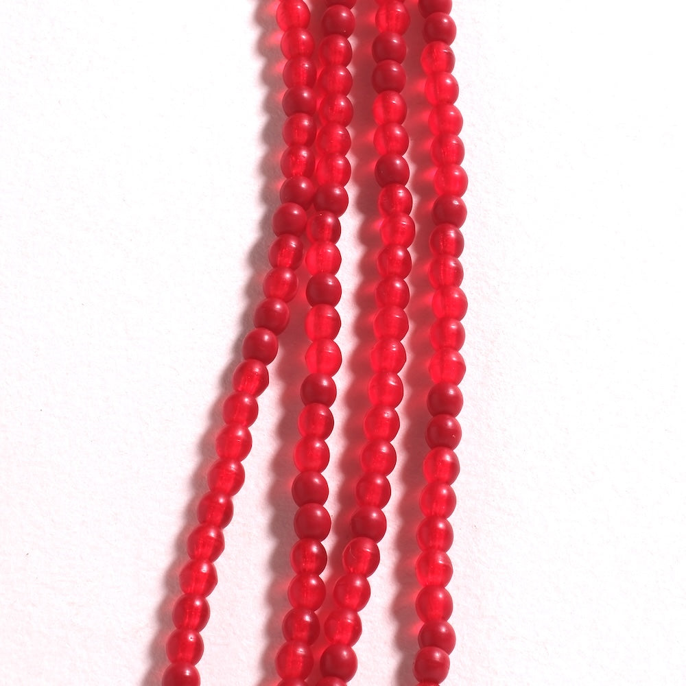 Fil de perles de Bohème rondes lisses 4 mm en verre rouge à l'aspect givré