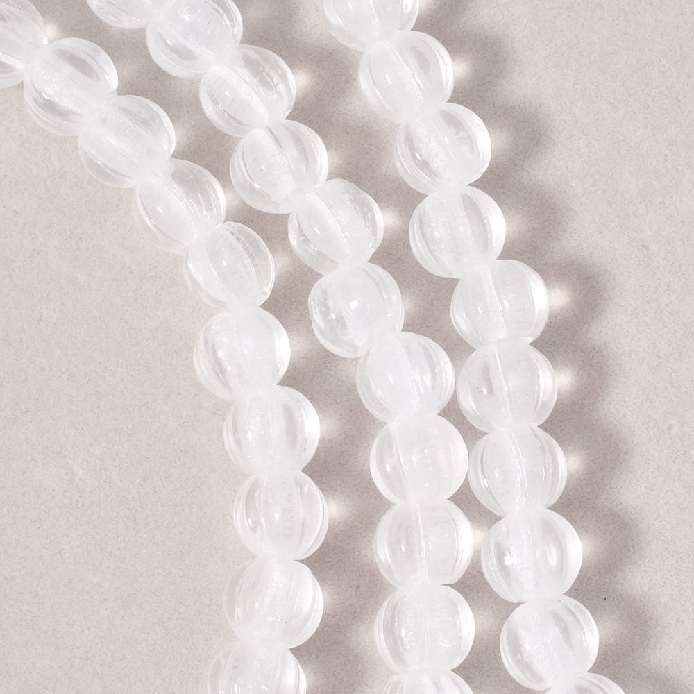 Fil de perles de Bohème rondes striées 8mm transparent givré