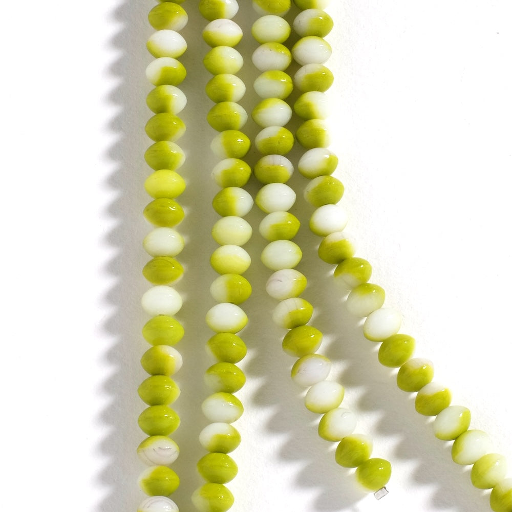Fil de perles de Bohème toupie vert blanc 5x8mm