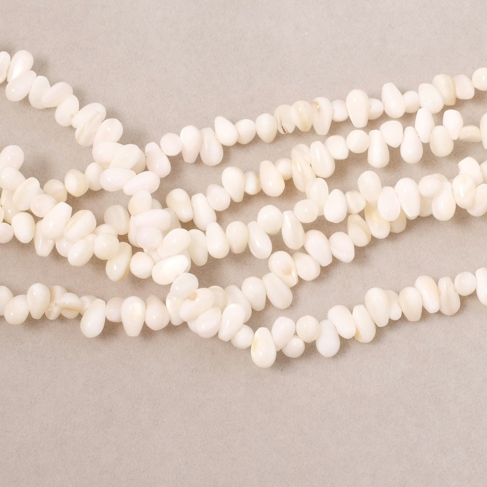 Fil de perles goutte irrégulières 6,5mm en Nacre naturelle blanche