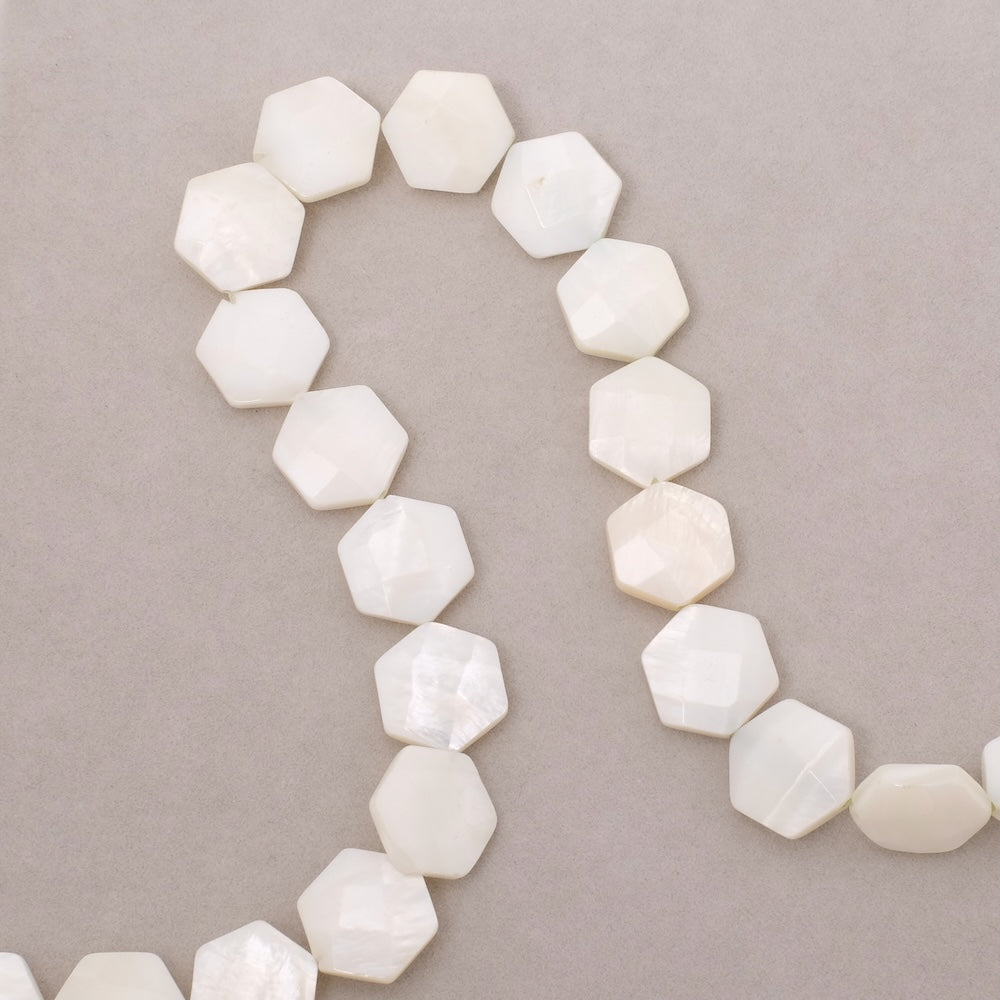 Fil de perles plates hexagone facetté en Nacre blanche