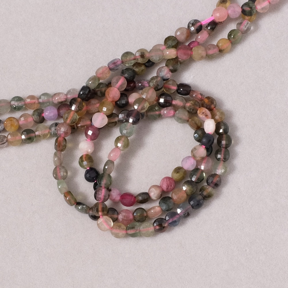Fil de perles naturelles rondes aplaties facettées 4mm de Tourmaline