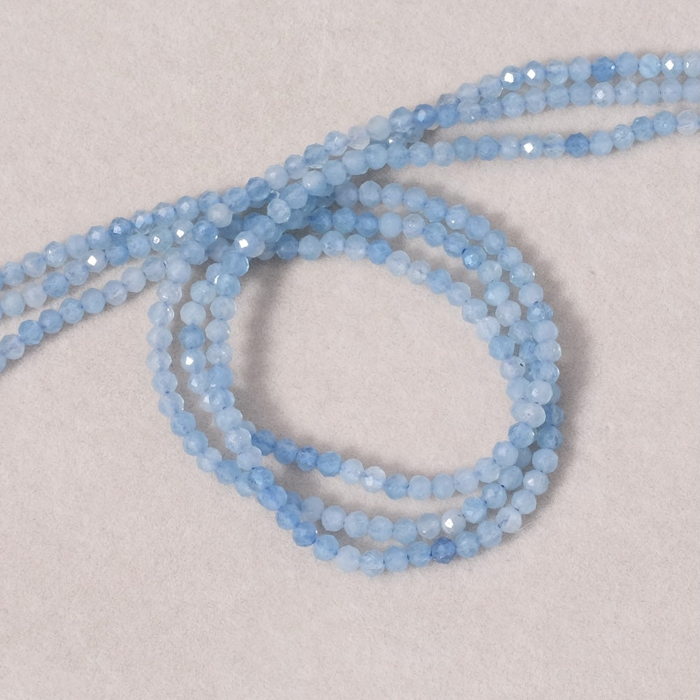 Fil de perles naturelles rondes facettées 2,5mm en Aigue marine