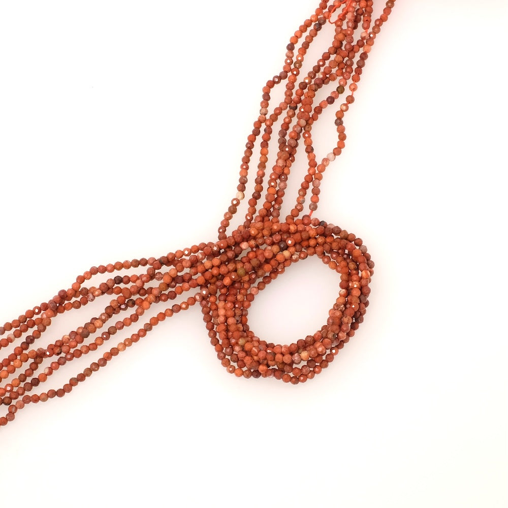 Fil de perles naturelles rondes facettées 2mm en Jaspe rouge