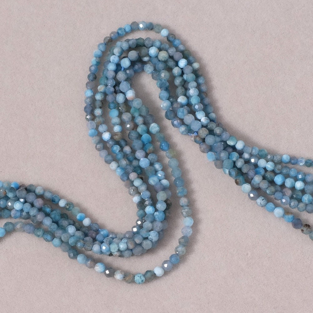 Fil de perles naturelles rondes facettées 2mm en Apatite