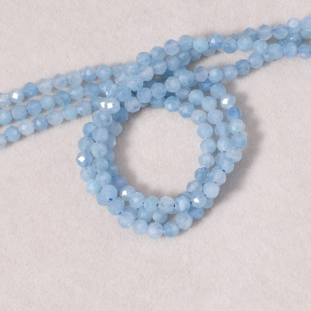 Fil de perles naturelles rondes facettées 3,4mm en Aigue marine