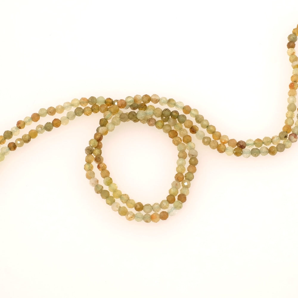 Fil de perles naturelles rondes facettées 3mm en Grenat vert