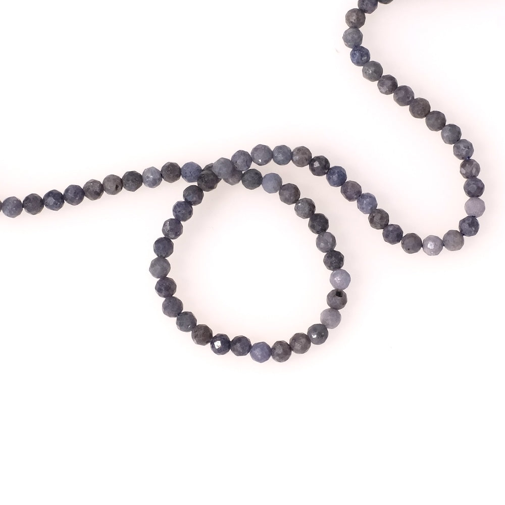 Fil de perles naturelles rondes facettées 4mm en Saphir