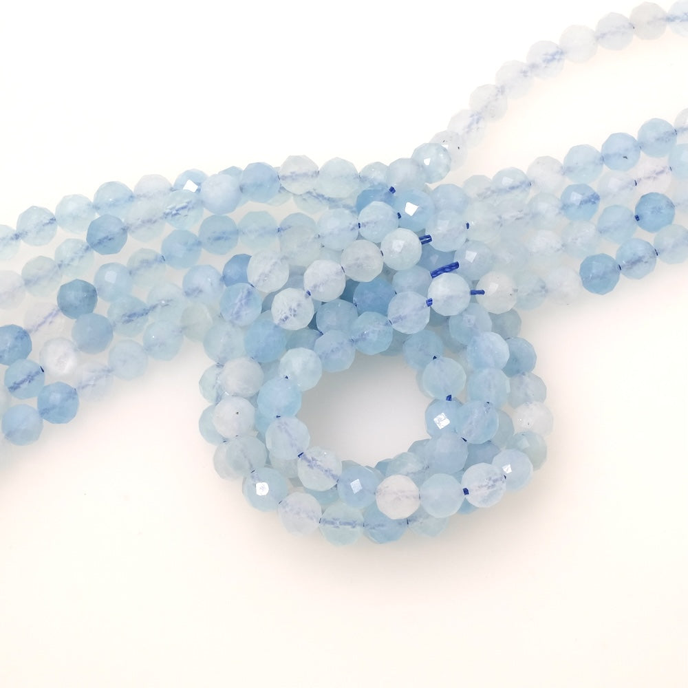 Fil de perles naturelles rondes facettées 6mm en Aigue marine