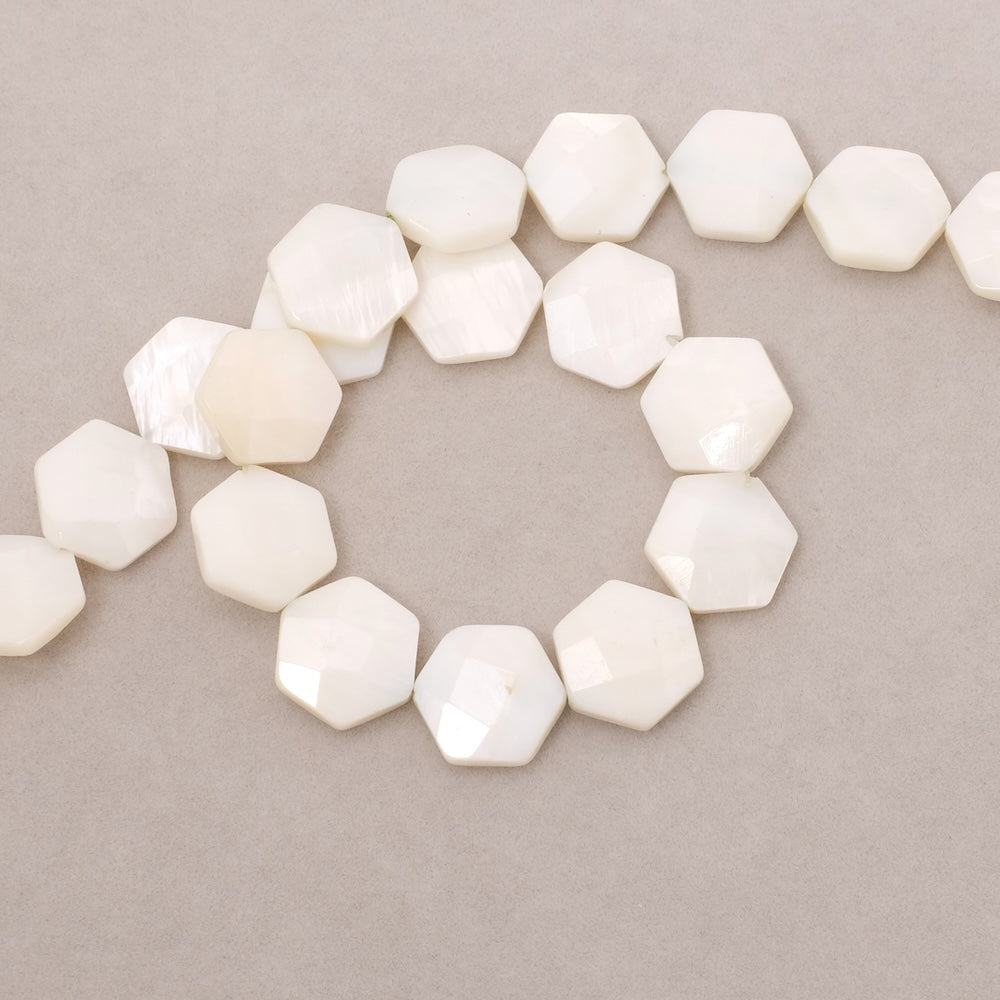 Fil de perles plates hexagone facetté en Nacre blanche