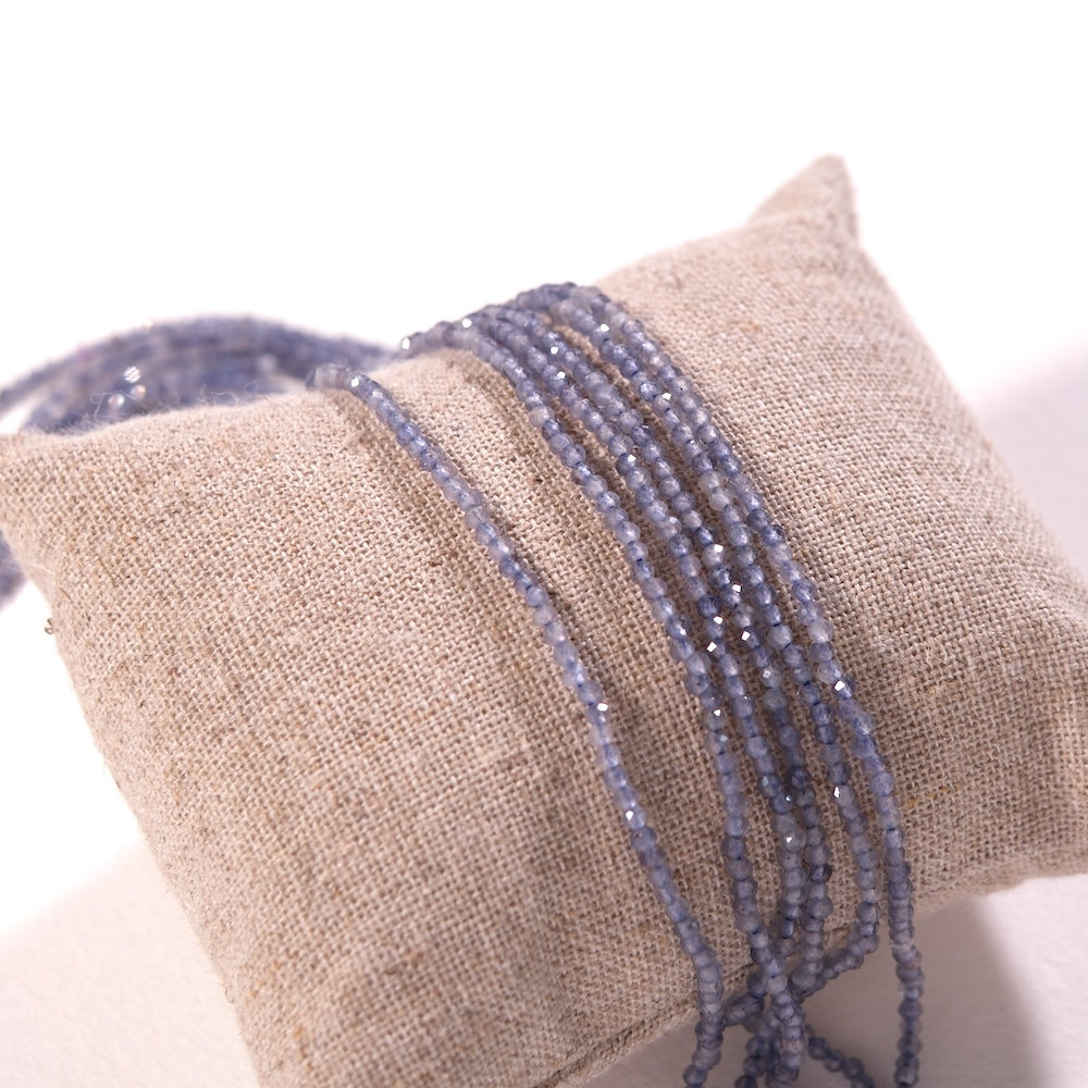Fil de perles rondes facettées 2 mm en iolite naturelle