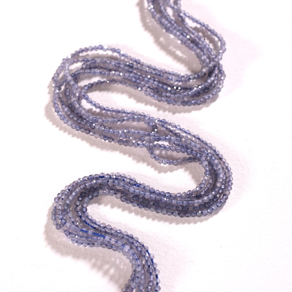 Fil de perles rondes facettées 2 mm en iolite naturelle bleu violet