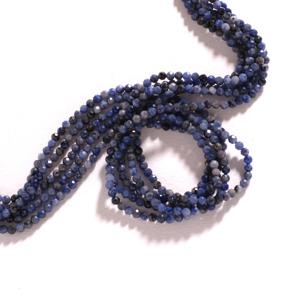 Fil de perles rondes facettées 3 mm en sodalite naturelle bleue