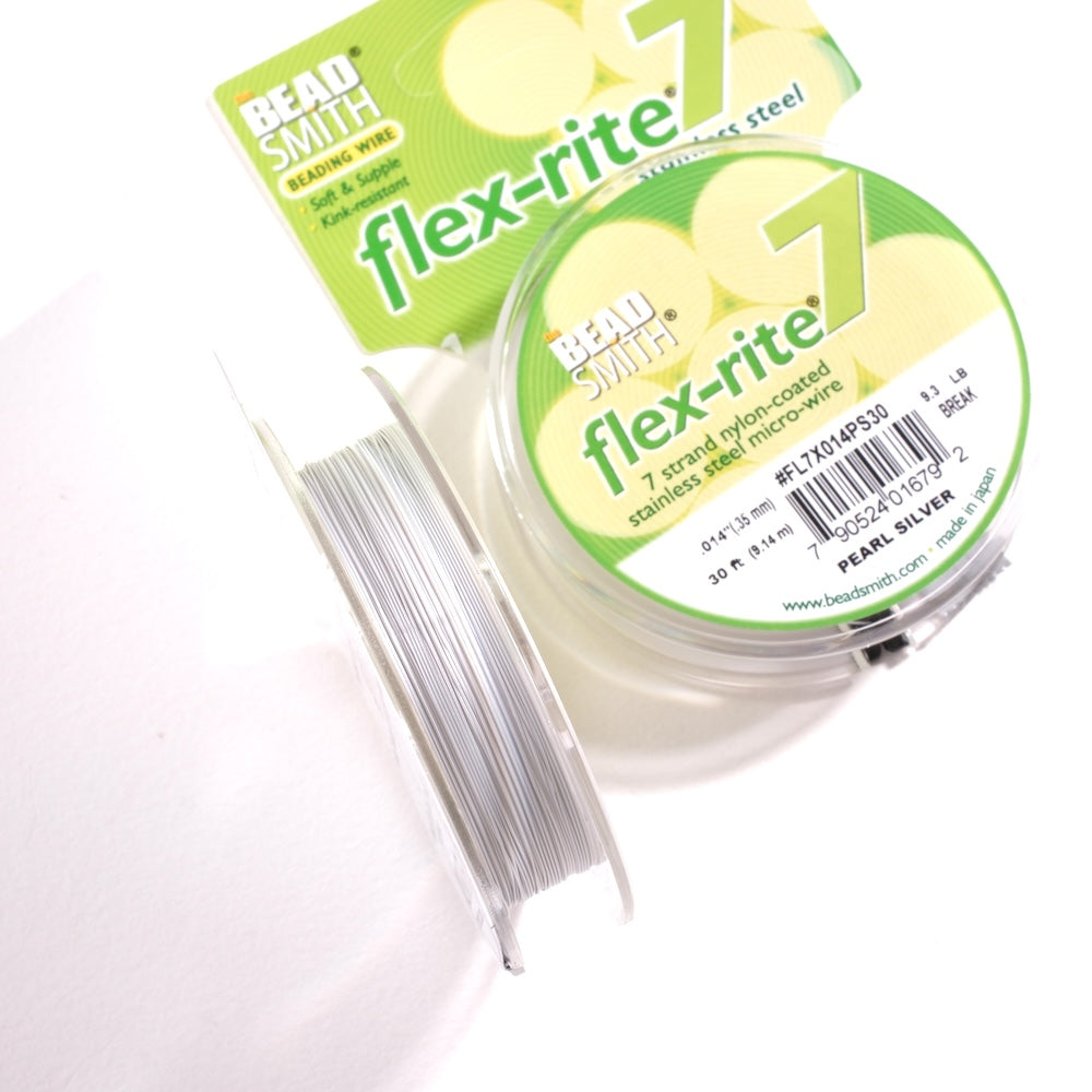 Détail du fil Flex-rite argenté nacré, câble d'acier 7 brins gainé de nylon.