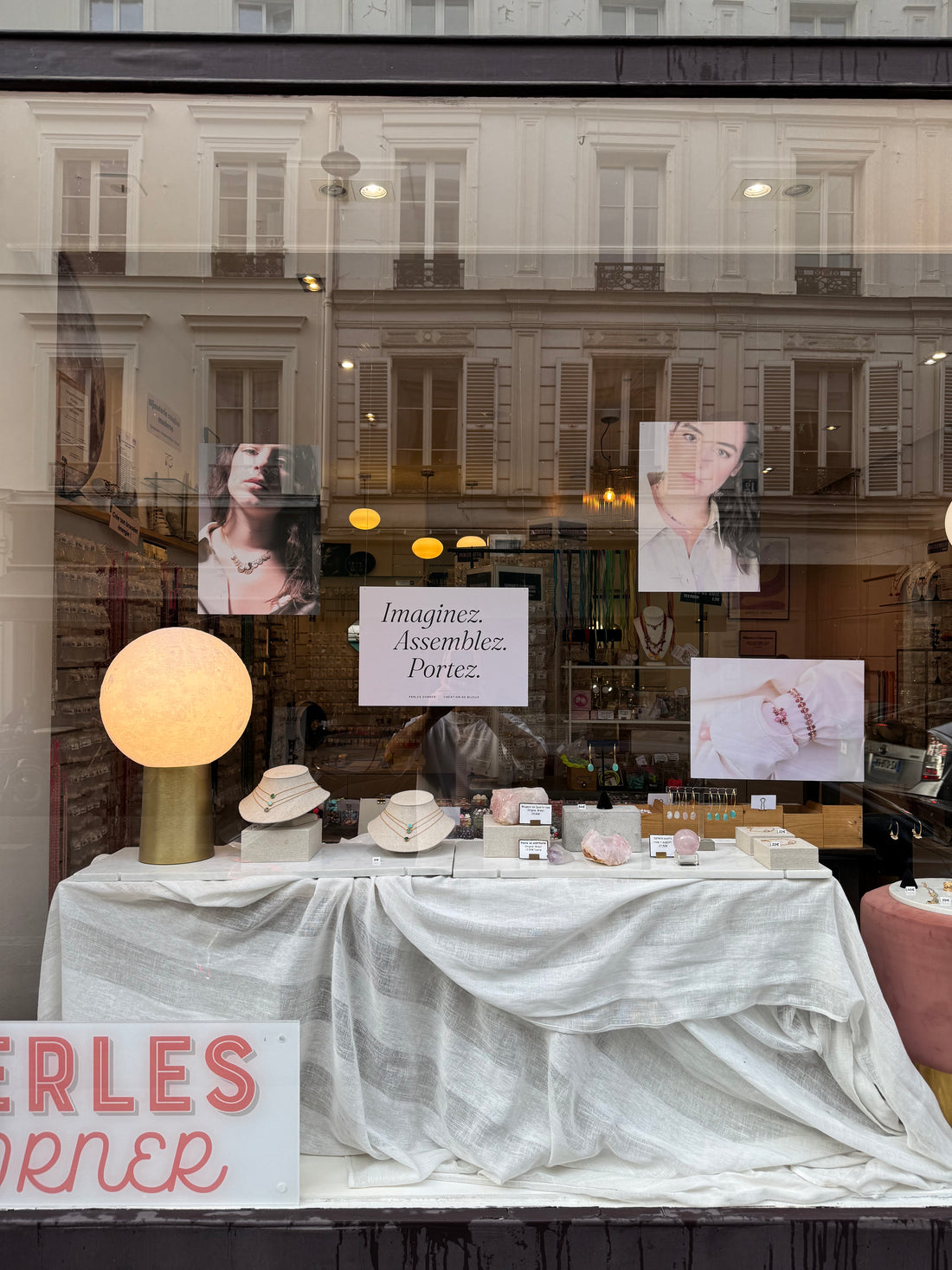 Vitrine de la boutique Perles Corner, 11 rue Oberkampf à Paris 11e