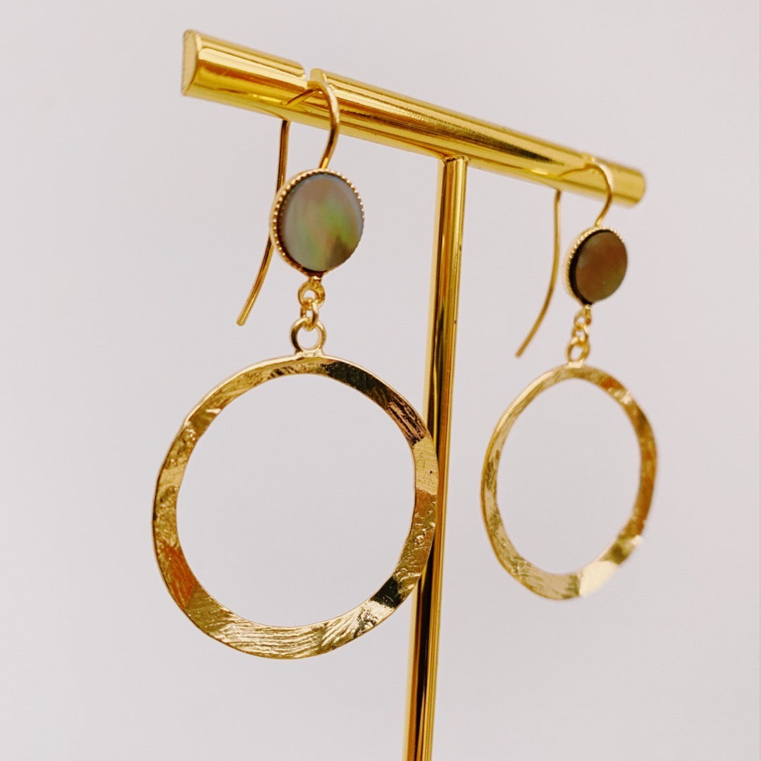 Exemple de création : Boucles Nacre noire – tuto Perles Corner