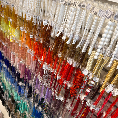 Dégradé de couleurs de Perles en verre de bohème en présentation