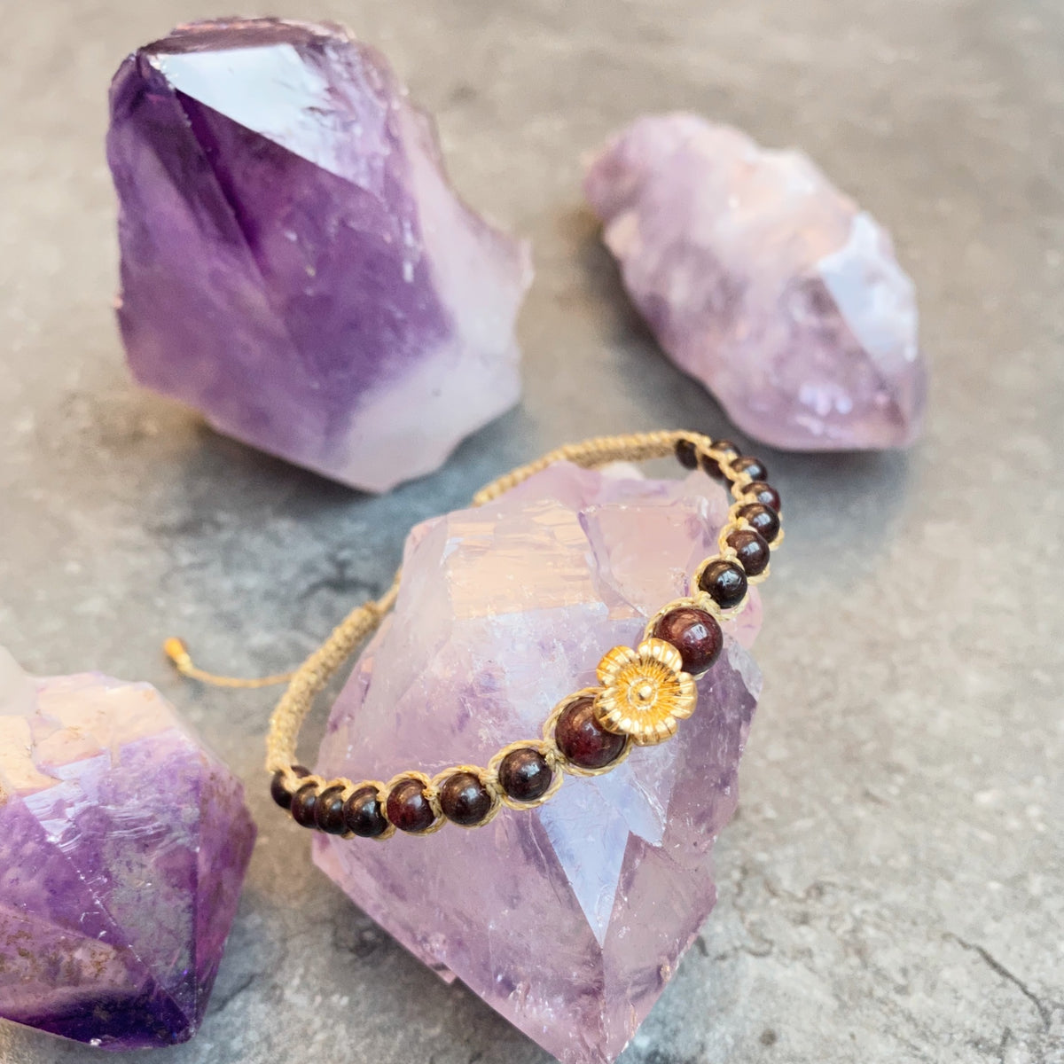 Exemple de création : Bracelet Macramé et pierres naturelles – tuto Perles Corner