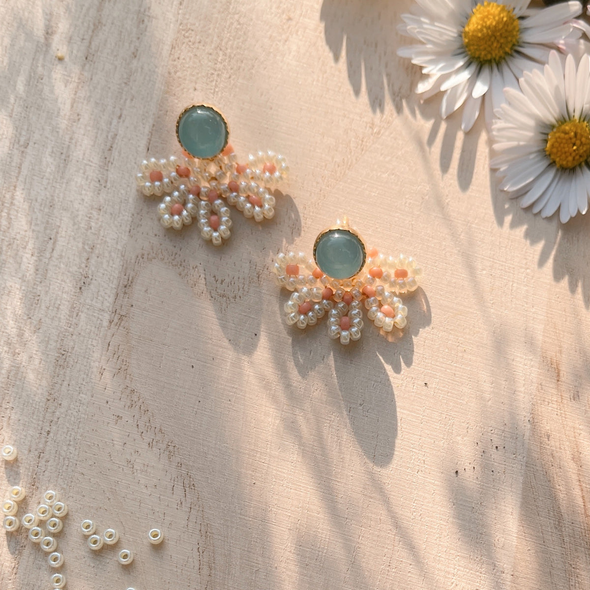 Exemple de création : Boucles Pâquerettes – tuto Perles Corner