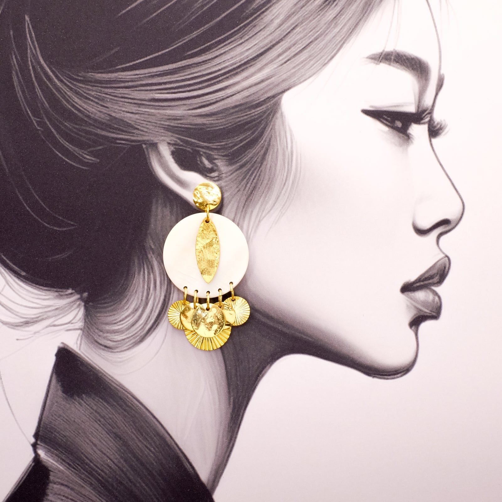 Kit Bijoux Perles Corner - Boucles d'oreilles chandelier Nacre et mix de pendentifs dorés