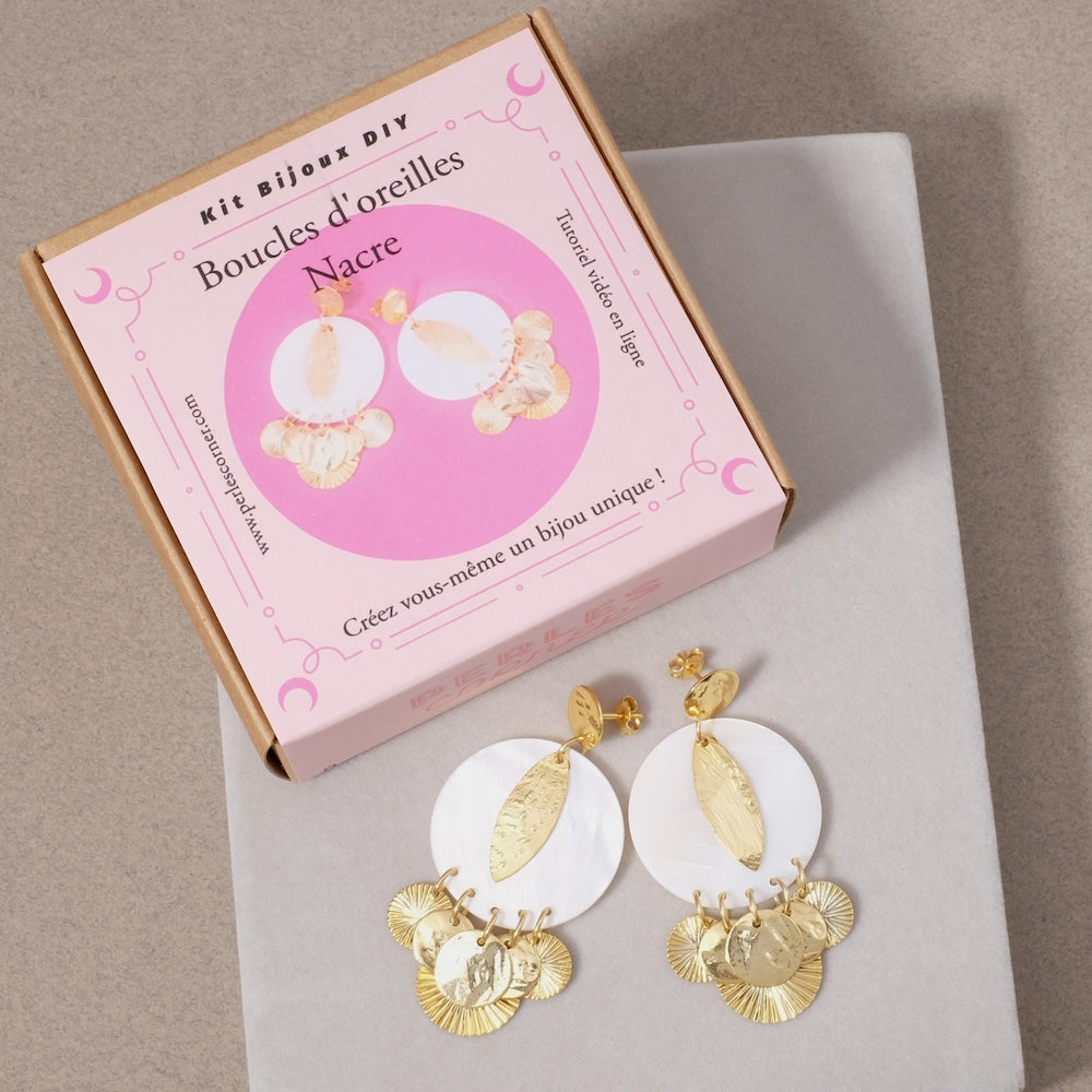 Kit Bijoux Perles Corner - Boucles d'oreilles chandelier Nacre et mix de pendentifs dorés