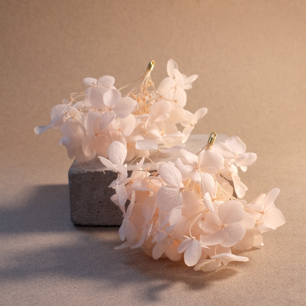 Pendentif Fleur stabilisée Hortensia Pêche clair en laiton doré à l'or fin 24K Premium