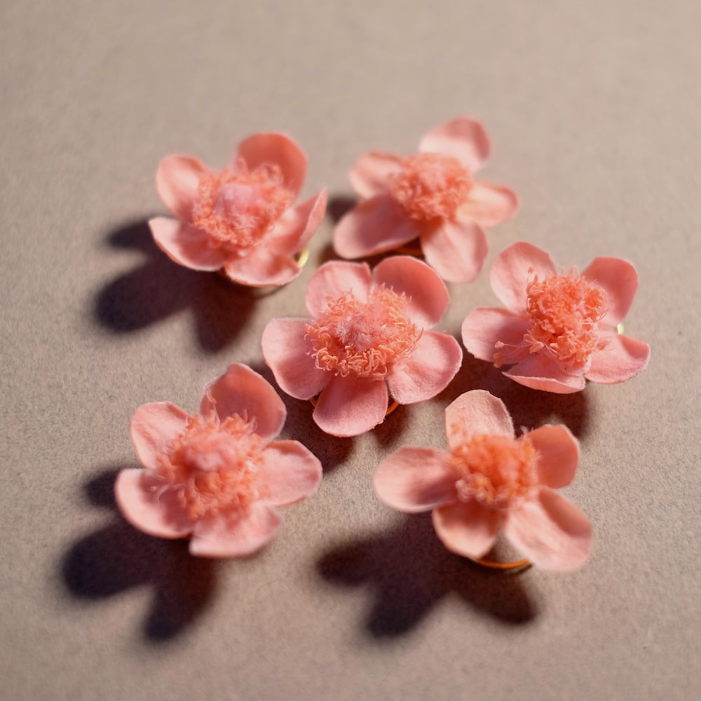 Pendentif Fleur stabilisée Myosotis Rose en laiton doré à l'or fin 24K Premium