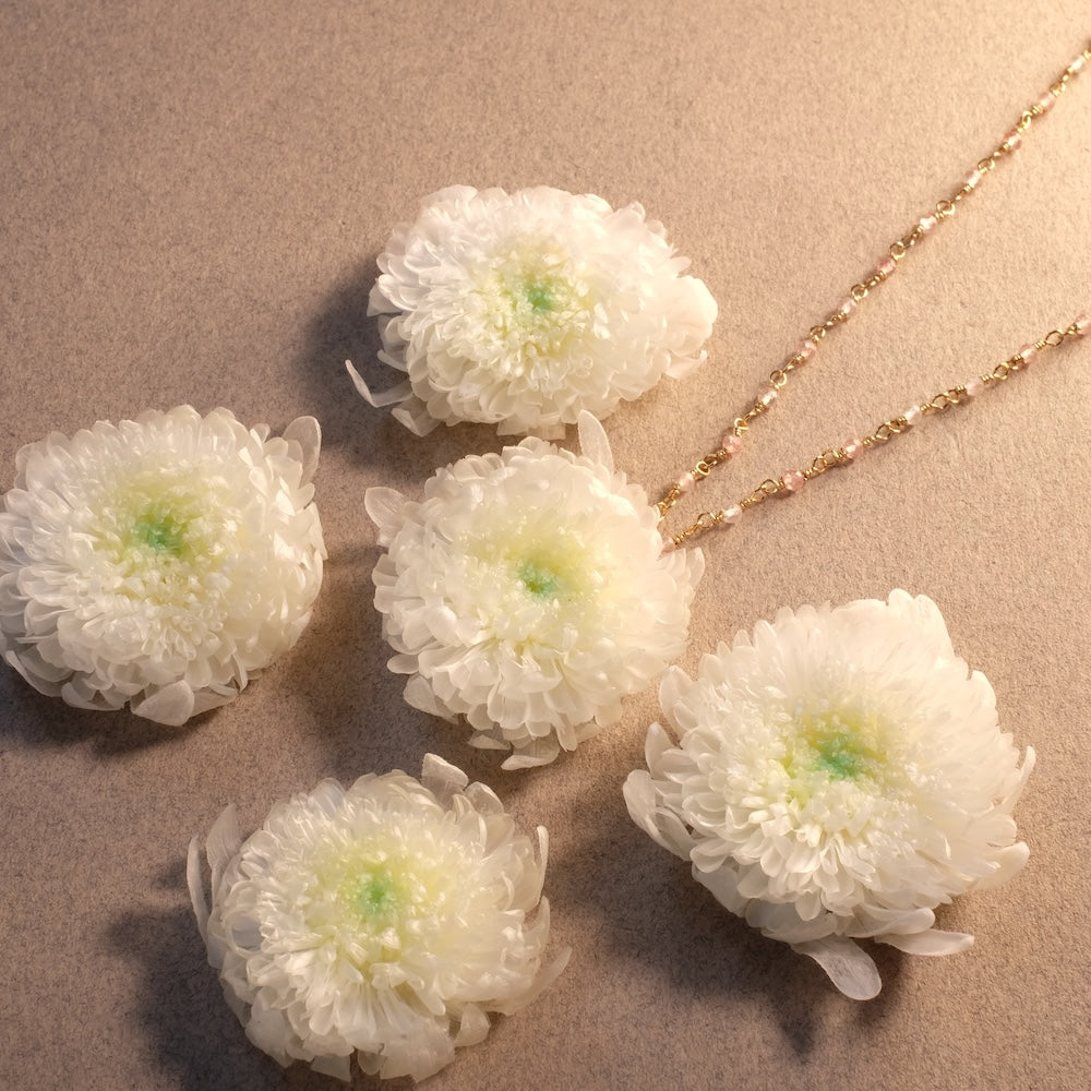 Pendentif Fleur stabilisée champêtre Blanc vert en laiton doré à l'or fin 24K Premium