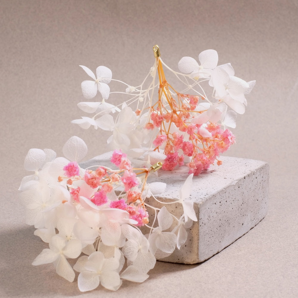 Pendentif Fleurs Stabilisées – Bouquet Hortensia Blanc & Gypsophile | Fabrication Artisanale Europe