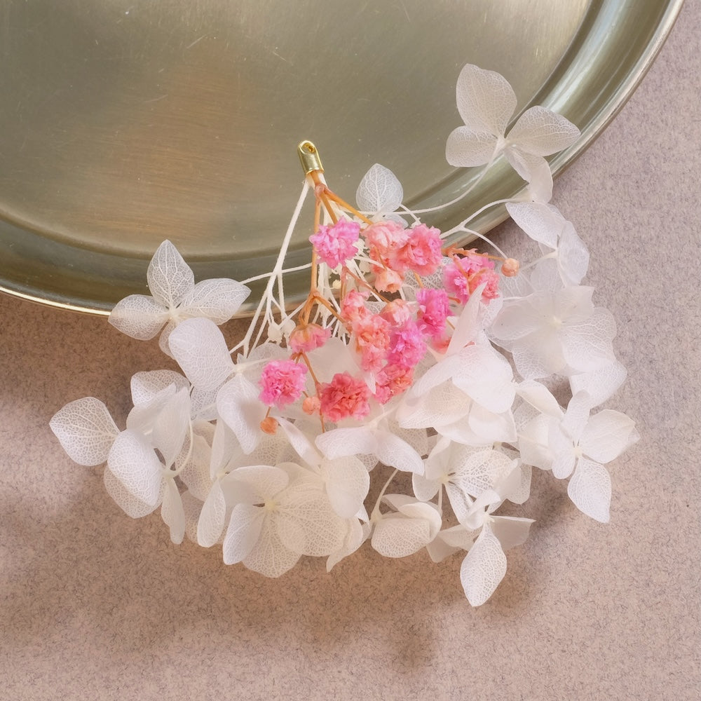 Pendentif Fleurs Stabilisées – Bouquet Hortensia Blanc & Gypsophile | Fabrication Artisanale Europe