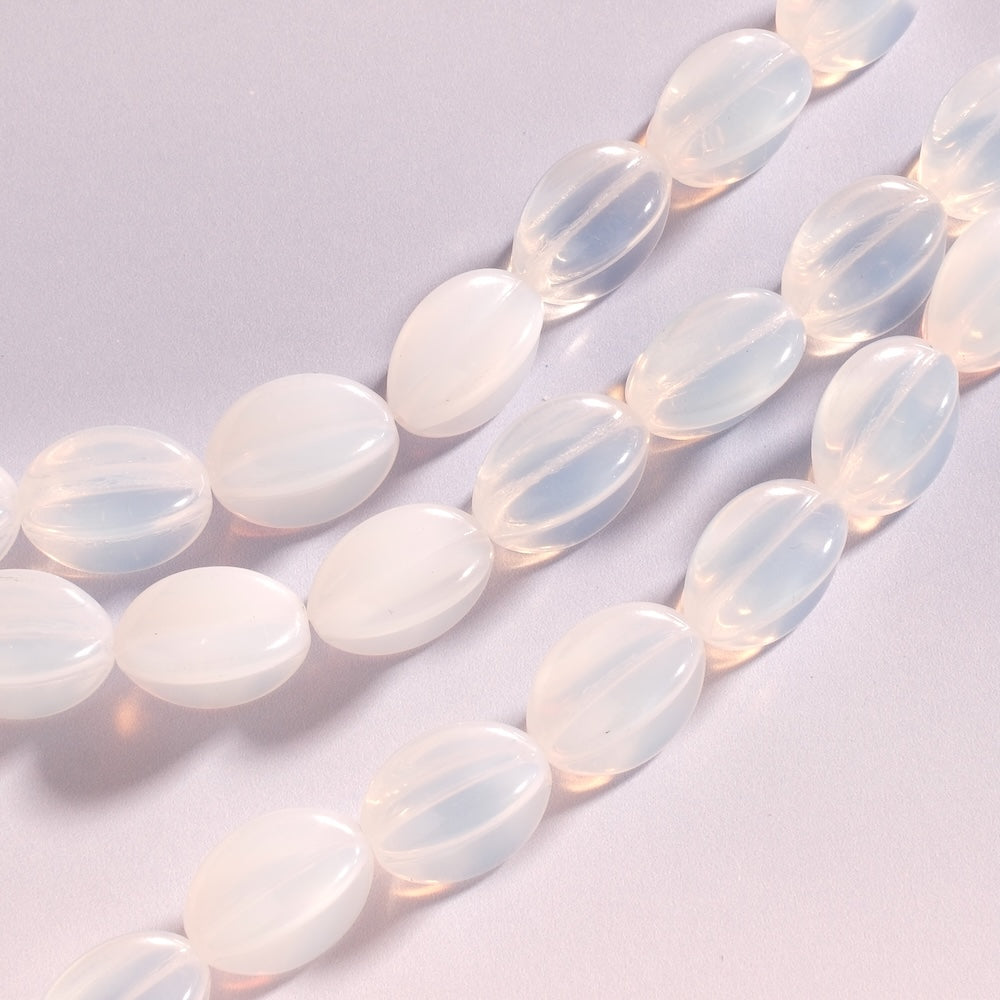 Perle de Bohème blanc opaline à quatre stries verticales formant une silhouette étoilée