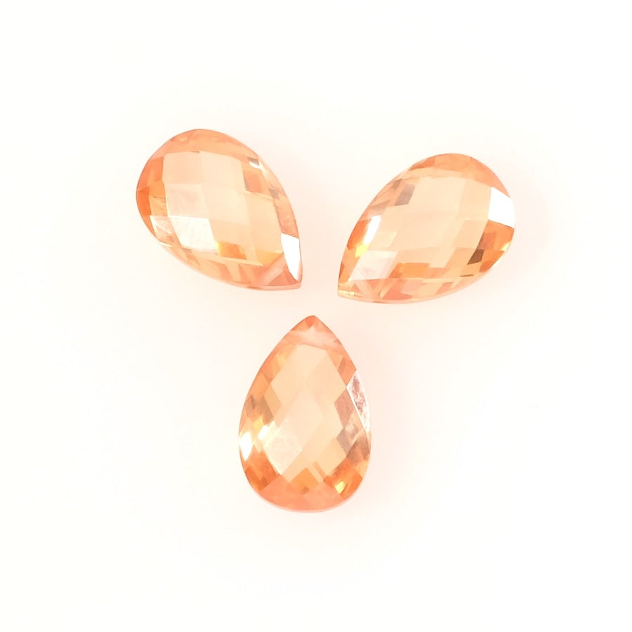 Perle goutte facettée 15 x 10mm en Oxyde de Zirconium ou Zircone cubique pêche