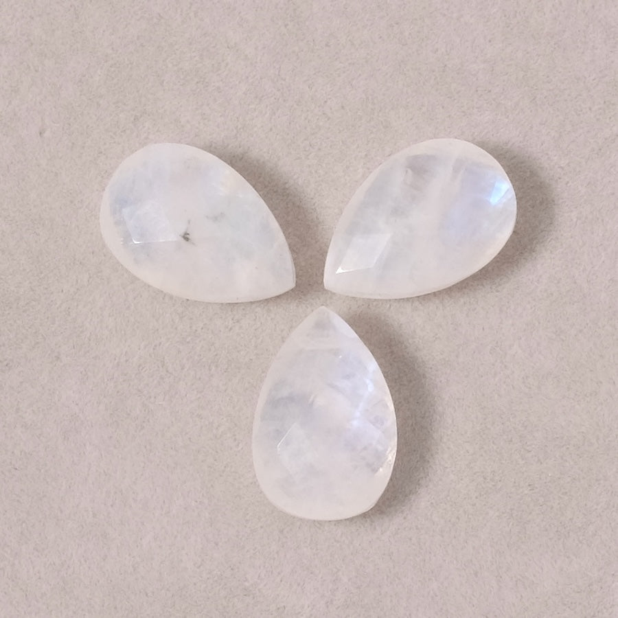 Perle goutte facettée 15 x 10mm en pierre naturelle en Pierre de Lune