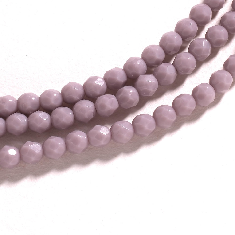 Perles facettées 6 mm couleur parme opaque, reflets doux sur les facettes