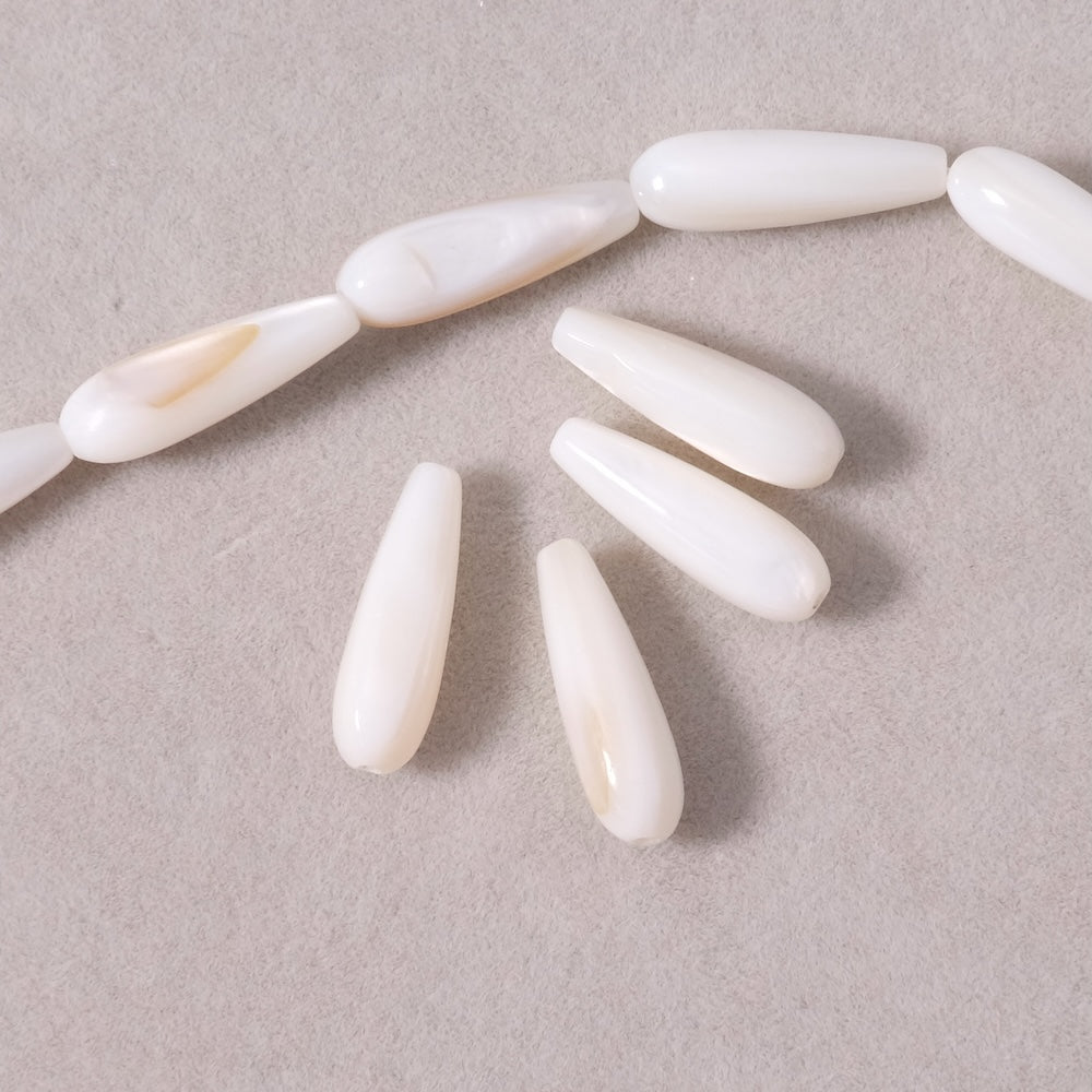 4 perles goutte allongée 15mm en Nacre naturelle blanche