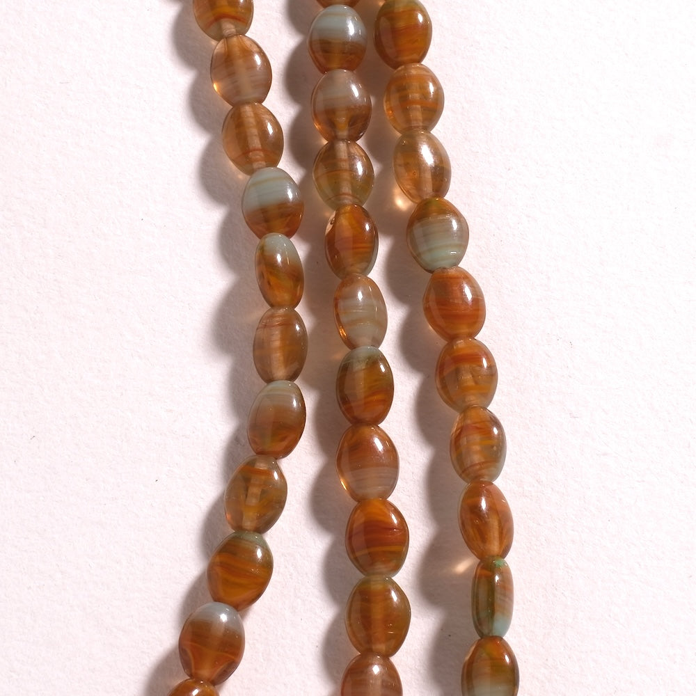 Perles ovales plates 9 x 7 mm, veines caramel et opalines du verre marbré