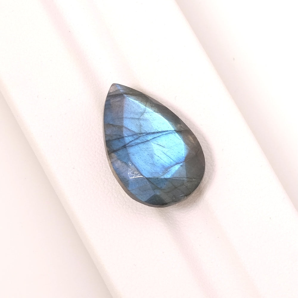 Pierre facettée goutte 23,4 × 15,2 mm en labradorite
