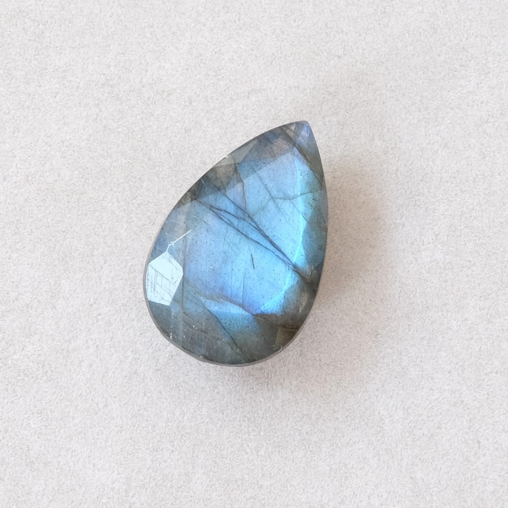 Pierre facettée goutte 23,4 × 15,2 mm en labradorite
