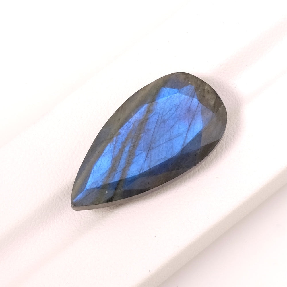 Pierre facettée goutte 30 × 16 mm en labradorite