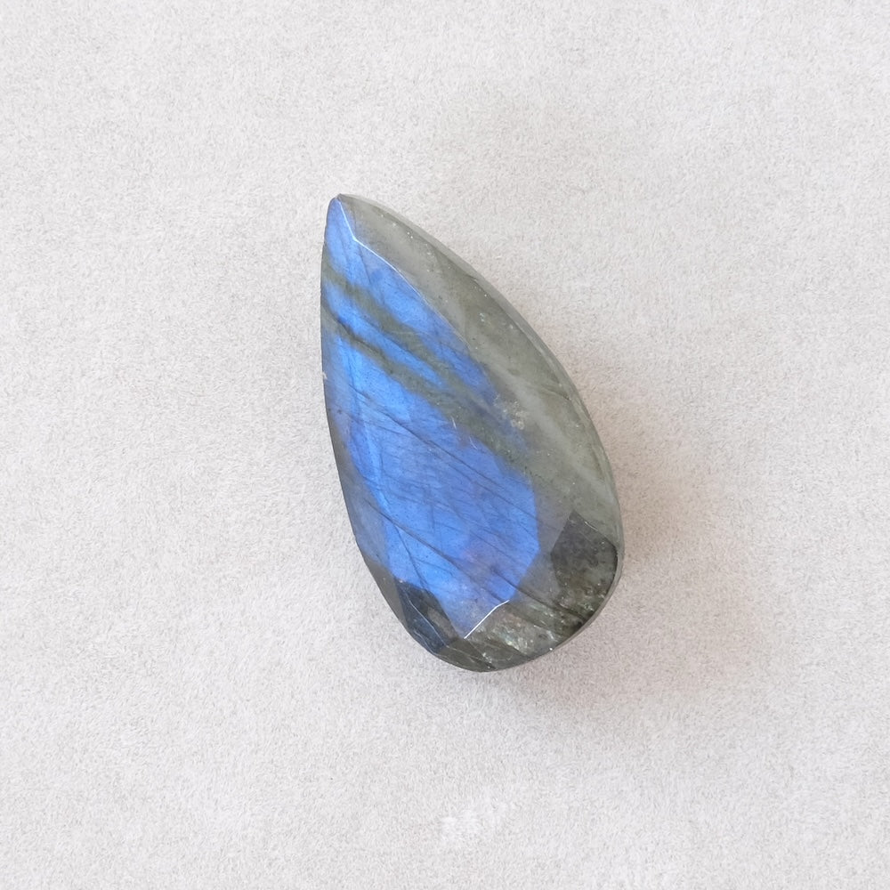 Pierre facettée goutte 30 × 16 mm en labradorite