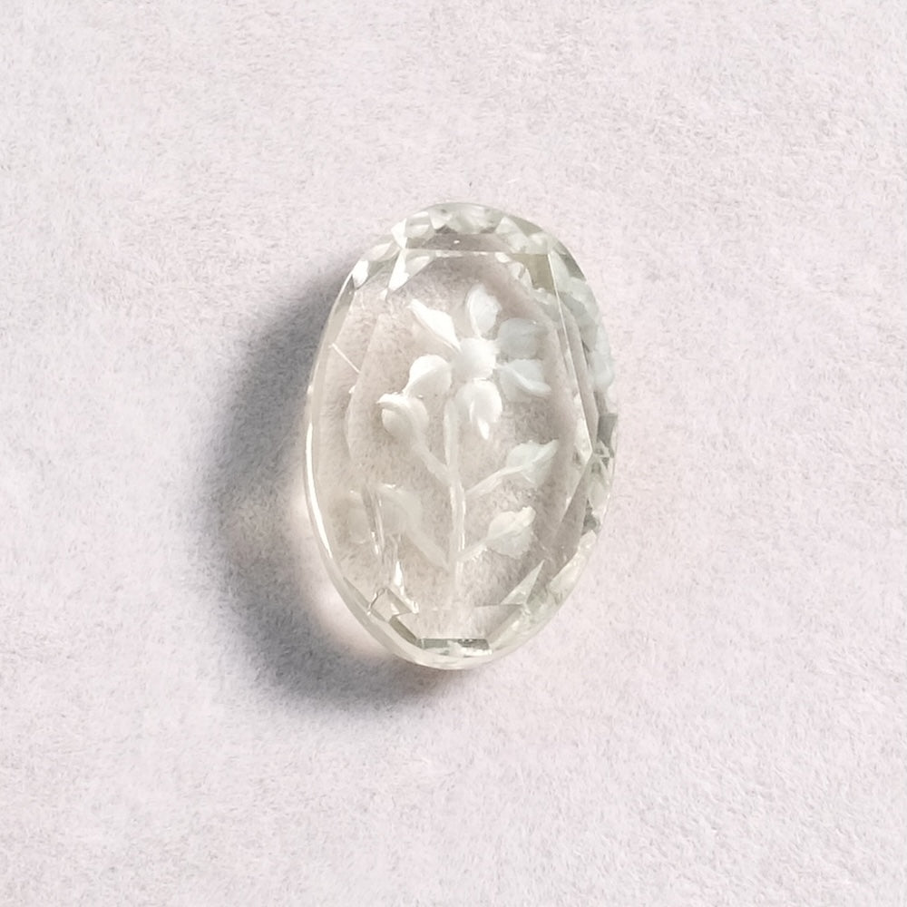 Pierre facettée gravée motif floral 17,9 x 12,10mm en Quartz Prasiolite