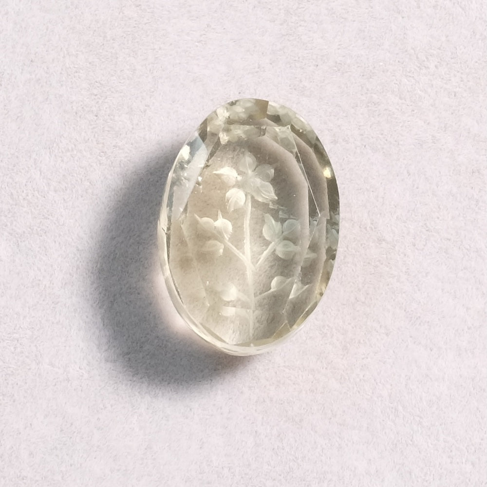 Pierre facettée gravée motif floral 19 x 13mm en Quartz Prasiolite